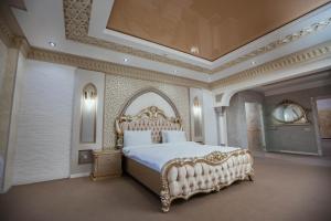 מיטה או מיטות בחדר ב-Antalya Grand Palace