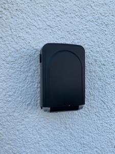 a black object on the side of a wall at Klimatisierte Loftwohnung in Filderstadt