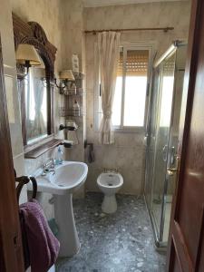 a bathroom with a sink and a toilet and a shower at Villa Nadimar - Casa rural con terraza magnífica y 4 habitaciones in Benecid