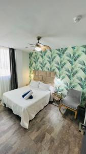 um quarto com uma cama grande e uma cadeira em Bajondillo Beach Cozy Inns em Torremolinos