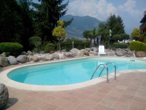 une grande piscine entourée de rochers dans l'établissement Hotel Empire Resort, à Iseo 67 autres photos