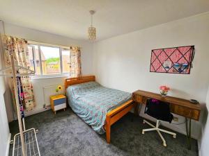 Llit o llits en una habitació de Tortoise Haven Bicester- Comfortable quiet home with garden