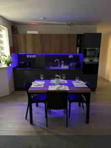 Кухня или мини-кухня в A Brand New Stunning Penthouse with BBQ area
 +10 фотографий