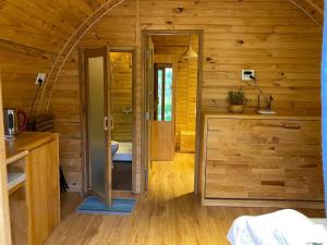 Habitación con paredes de madera y puerta en una cabaña en Lat Valley Retreat Village, en Dankia 90 fotos más