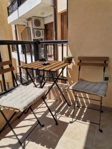 un tavolo e due sedie su un balcone di Апартамент в Oasis beach Kamchia - Лунна пътека a Dolen Bliznak