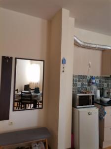uma cozinha com um espelho e uma sala de jantar em Апартамент в Oasis beach Kamchia - Лунна пътека em Dolen Bliznak