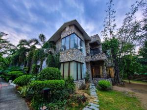 una grande casa con molte finestre di The Roar Resort a Ramnagar