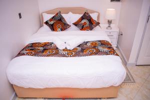 a bedroom with a large bed with pillows at 17 Arabella Haven near Waterfront in Karen