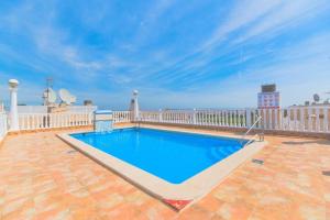 בריכת השחייה שנמצאת ב-2-Bed Apartment with rooftop pool או באזור