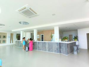 two children standing in the lobby of a hospital at Hotel Vittorio in Portopalo