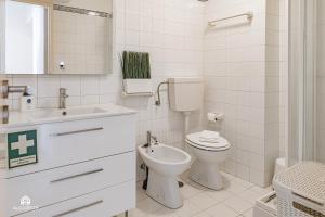 Un baño blanco con inodoro y lavabo. en The Pateo Beach Apartment - Santa Cruz, en Santa Cruz 31 fotos más