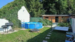 Kebun di luar Sunny House