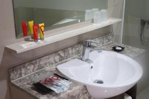 Bilik mandi di Pakons Prime Hotel