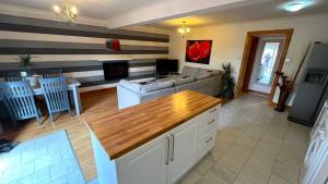 Gallery image of Elegant 2 Bedroom Chalet in Edinburgh