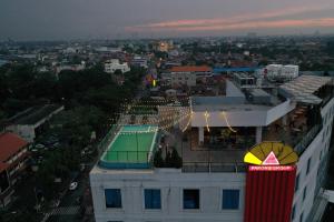 Kolam renang di atau dekat dengan Pakons Prime Hotel