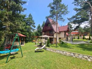 迪瓦伊巴雷Šumske priče Divčibare的房屋设有游乐场和秋千