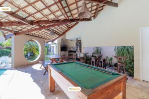 einen Billardtisch im Wohnzimmer einer Villa in der Unterkunft Triplex com piscina no Porto das Dunas Tactu in Mangabeira