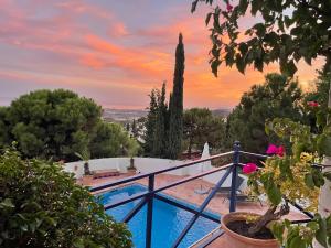 Villa mit Pool und Sonnenuntergang in der Unterkunft Boutique Hotel Maravilla - Marbella in Benahavís