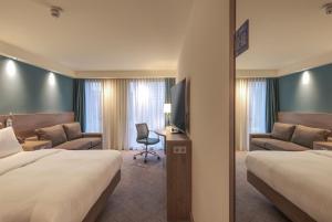 Ein Bett oder Betten in einem Zimmer der Unterkunft Hampton by Hilton Stuttgart City Centre