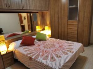 1 dormitorio con 1 cama con 2 almohadas en Isaac, en Figueres