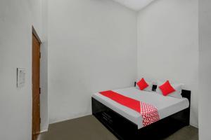 密拉特的住宿－SPOT ON 81130 HOTEL GREEN，一间卧室配有红色和白色枕头的床