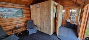 una vista interior de una cabina con un reloj en la pared en Apartmenthaus Wertheim en Wertheim