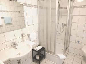 Koupelna v ubytování Hotel garni Am Brunnenplatz + 30 fotografií
