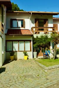uma casa com uma entrada de pedra em frente em La Menina Mole Beachfront House! 4BR/4,5Baths em Florianópolis