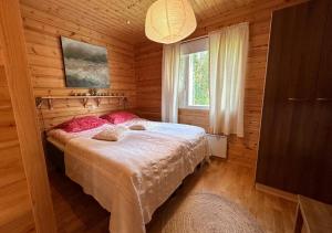 Postel nebo postele na pokoji v ubytování Napapiirin Järvilomat