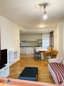 Azarrulla的住宿－Bonito apartamento en Ezcaray，带沙发和桌子的客厅以及厨房。