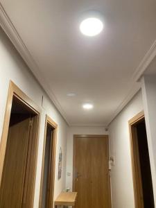 um quarto com duas portas e uma luz no tecto em Bonito apartamento en Ezcaray em Azarrulla