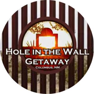 Una señal redonda que dice agujero en la salida de la pared en Hole in the Wall Getaway USA/Mexico, en Columbus