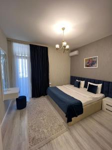 sypialnia z dużym łóżkiem i oknem w obiekcie Apartment on Nizami street w mieście Baku