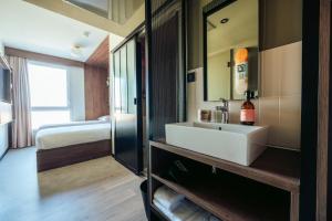 Posteľ alebo postele v izbe v ubytovaní JOST Hotel Montpellier Centre St Roch