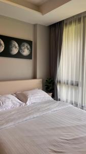 Una cama o camas en una habitación de 6th Avenue Surin