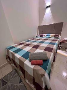 1 cama con 2 almohadas en una habitación en Comfy apartment Downtown Aswan, en Asuán
