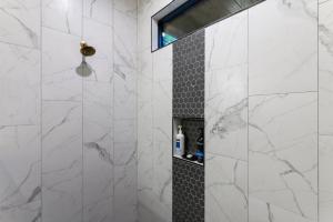 Koupelna v ubytování Unwind in Style! *NEW* Sip and Stay Hideaway
