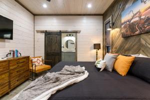 TV a/nebo společenská místnost v ubytování Unwind in Style! *NEW* Sip and Stay Hideaway
