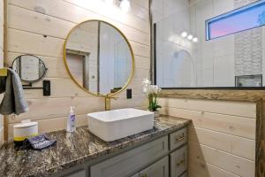 Koupelna v ubytování Unwind in Style! *NEW* Sip and Stay Hideaway