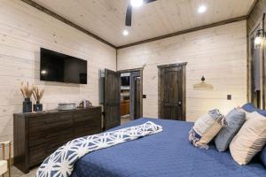 Postel nebo postele na pokoji v ubytování Unwind in Style! *NEW* Sip and Stay Hideaway