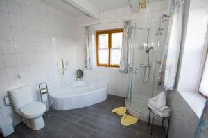 Łazienka w obiekcie Gästehaus - Camping- Weinhof Radl