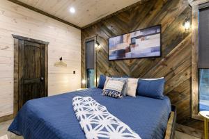 Postel nebo postele na pokoji v ubytování Unwind in Style! *NEW* Sip and Stay Hideaway