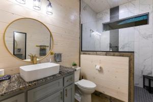Koupelna v ubytování Unwind in Style! *NEW* Sip and Stay Hideaway