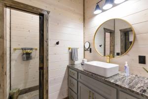 Koupelna v ubytování Unwind in Style! *NEW* Sip and Stay Hideaway