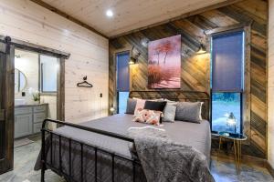 Postel nebo postele na pokoji v ubytování Unwind in Style! *NEW* Sip and Stay Hideaway