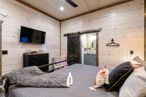 TV a/nebo společenská místnost v ubytování Unwind in Style! *NEW* Sip and Stay Hideaway