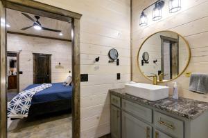 Postel nebo postele na pokoji v ubytování Unwind in Style! *NEW* Sip and Stay Hideaway