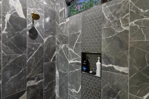 Koupelna v ubytování Unwind in Style! *NEW* Sip and Stay Hideaway