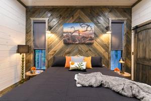 Postel nebo postele na pokoji v ubytování Unwind in Style! *NEW* Sip and Stay Hideaway