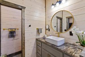Koupelna v ubytování Unwind in Style! *NEW* Sip and Stay Hideaway + 37 fotografií
